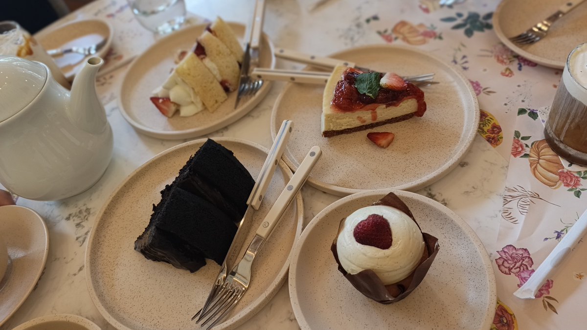 fairypufferfish's tweet photo. saturdate with the gfs🍓🍓 https://t.co/EmOzMC2V1v