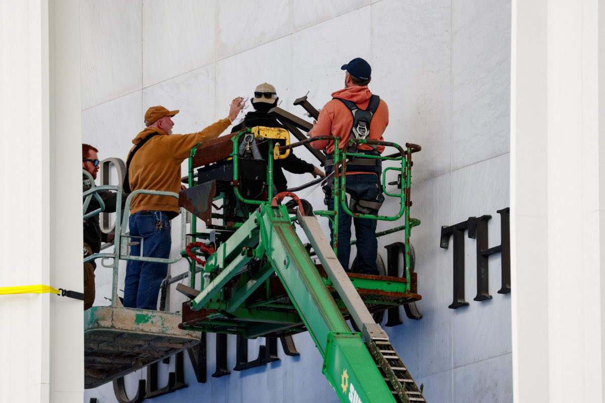 jana_gelle93477's tweet photo. @TaraSetmayer They should have used cherry pickers to remove the letters makes me think someone told these guys to take as much time as possible. 
They used them to put the letters up. https://t.co/5I6Gt3x3Hs