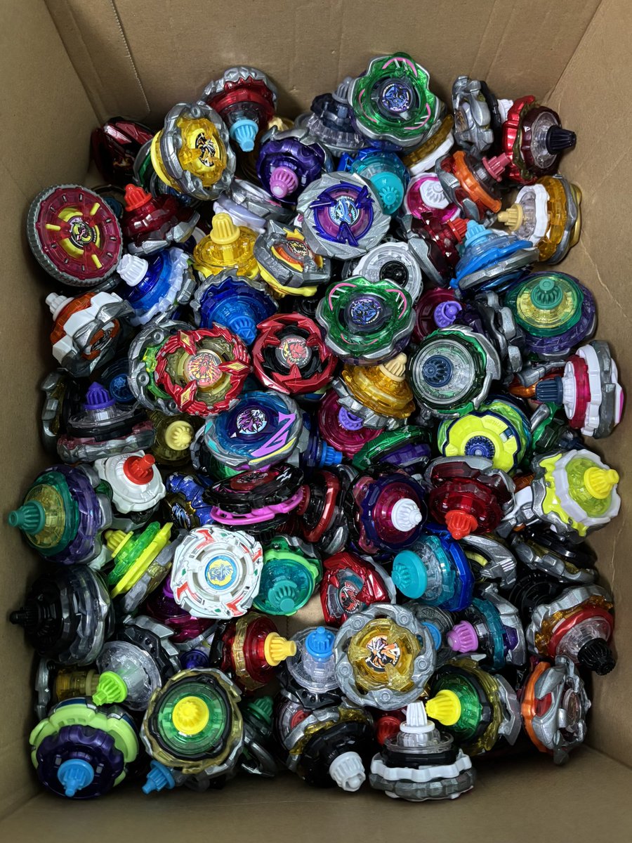 Wfs1En's tweet photo. みんなどうやってベイを収納してるの？
自分はデフォルトとかはケースにしまって被った物やランブーのハズレはダンボールに入れてる
#ベイブレードＸ 
#BEYBLADEX https://t.co/HezpjqwXZz