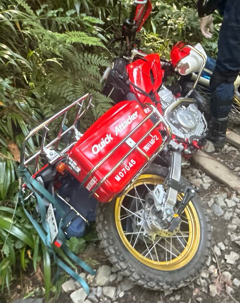 Chimney3776's tweet photo. 山に登ろうとしたら、けたたましいサイレンを鳴らしながら山岳救助隊のバイクが6号路へ駆け上がっていった。
その後しばらく歩くと遭難が発生していた。
山道を駆け上がっていく救助バイクはかっこよかったです。 https://t.co/22vYBL8Ynp