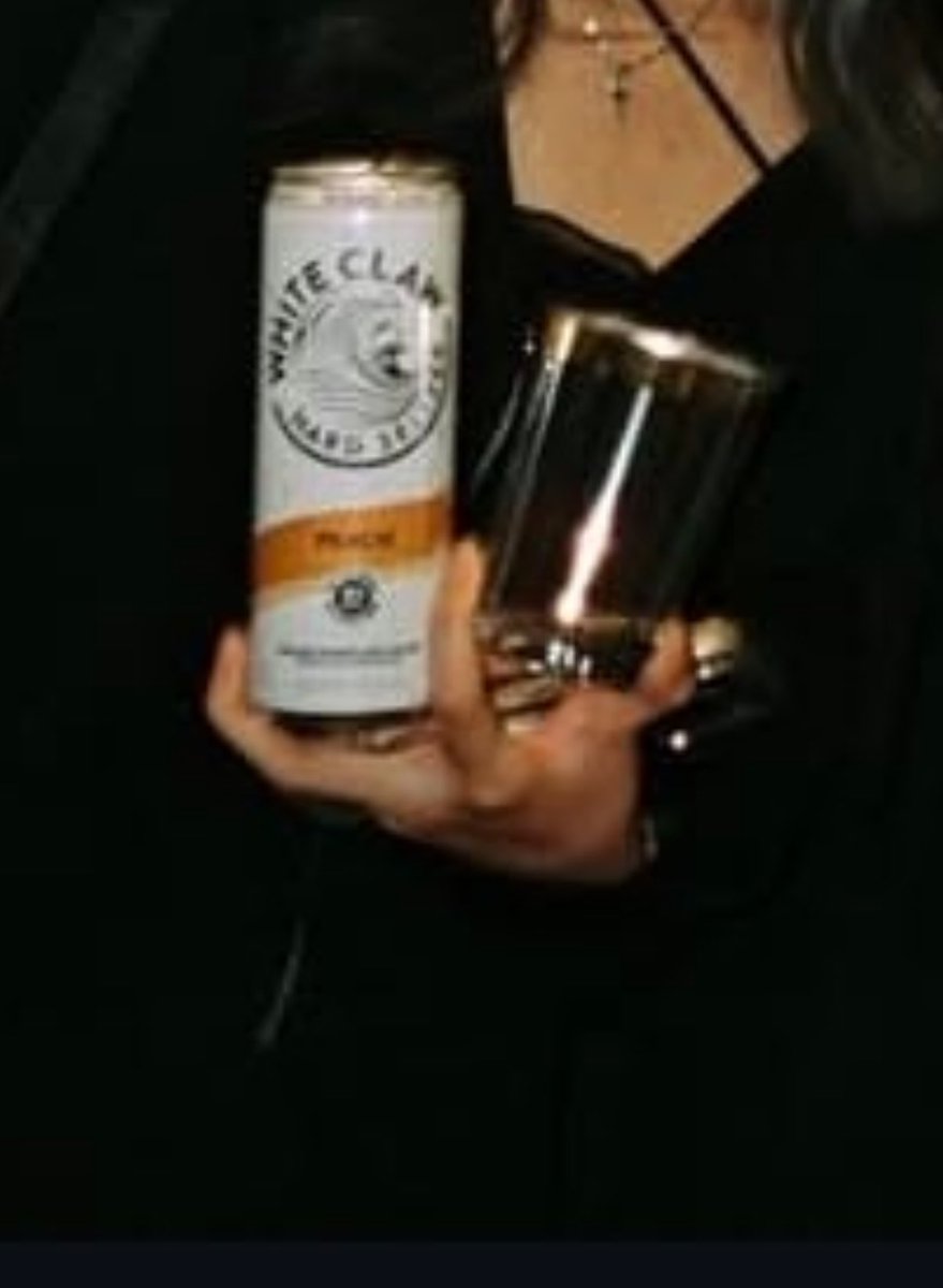 itzdemie's tweet photo. i be holding a lot of things in one hand https://t.co/p5StnlYzuT
