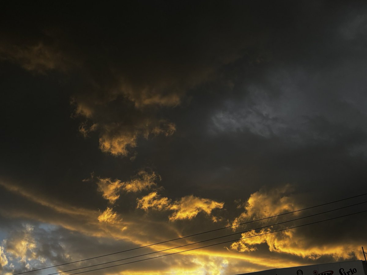 Michwhy1's tweet photo. El cielo es muy hermoso, quizás por eso Yaki está allá. https://t.co/cGGyoGeTsw