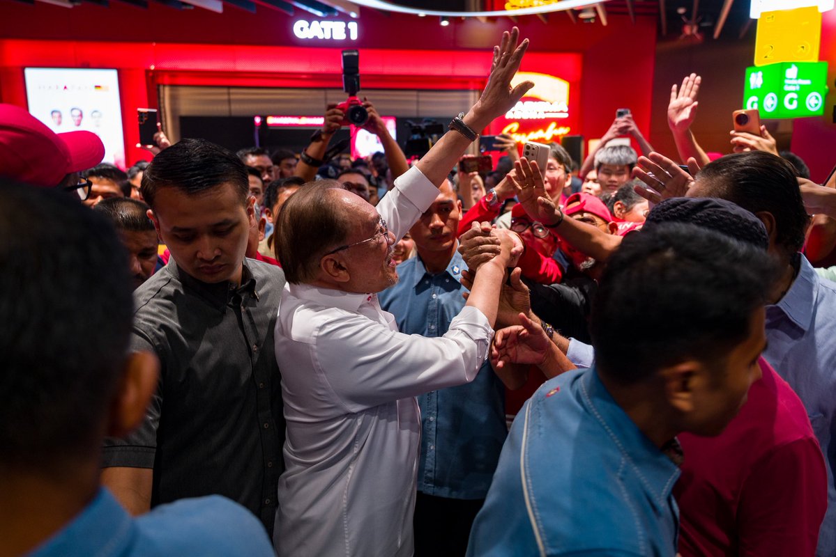 anwaribrahim's tweet photo. Sejarah panjang manusia mengajar bahawa membina sesebuah negara atau tamadun, ia menuntut kesabaran yang tinggi, hikmah dan kebijaksanaan, mengelak sikap gopoh, serta punyai iltizam yang utuh dan jitu. Namun, untuk meruntuhkannya mudah, yakni dengan memicu kebencian, melebar perbezaan dan sikap angkuh yang dibiar menyemarak. 

Atas sebab itu, kita mesti berani menolak budaya politik yang menjadikan perbezaan sebagai wahana mencapai kuasa. Sementalahan, Malaysia tidak dibina atas asas kebencian antara kaum mahupun agama. Lantas, Malaysia terbina dari kesediaan generasi dan pemuka terdahulu yang berusaha mencari dan mencipta titik temu dalam kepelbagaian dan mengangkat martabat negara secara bersama.

Walhasil, masa depan negara tidak harus dicorak oleh mereka yang memecahkan. Malah, masa depan negara mesti dipimpin dan dikemudi oleh mereka yang berani menyatukan, tegar berkhidmat dan menterjemah amanah rakyat dengan sikap tanggungjawab yang tinggi. 

Itu antara mesej saya sewaktu meluncurkan jentera pilianraya Pakatan Harapan untuk Negeri Sembilan malam tadi. 

#PakatanHarapan 
#MenterjemahHarapan