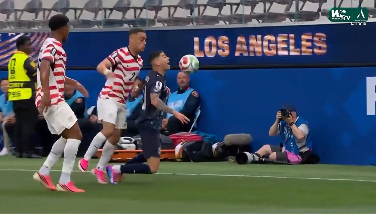 Single_Boy_AK's tweet photo. How it's not a foul ??

Dest literally dashed him from behind 

#USAvsPAR https://t.co/YqNVKm18dm