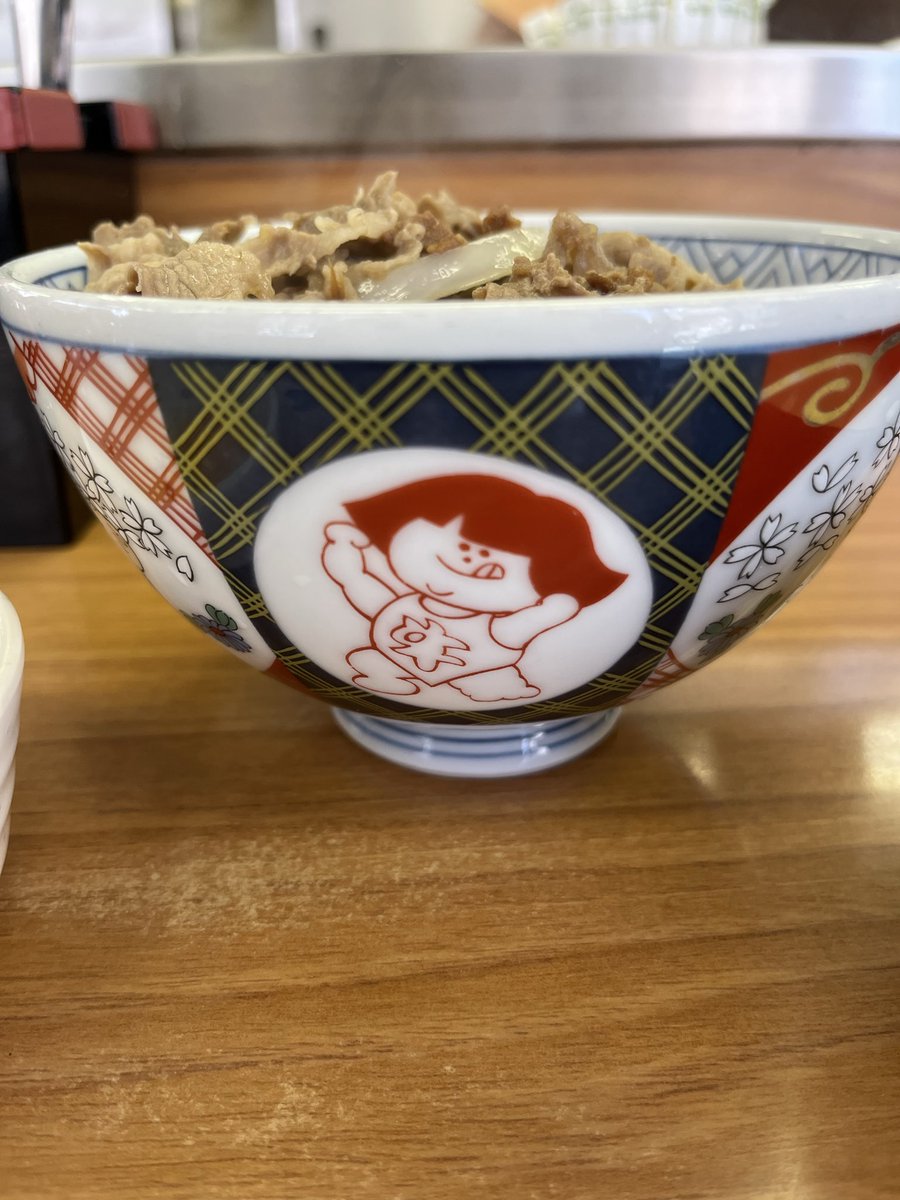 Polthm's tweet photo. 丼太郎 牛丼 生玉子
無性にここの牛丼が食べたくなり久訪
チェーンも美味いが何故だか引きつけられる丼太郎の素朴だけど中毒感も兼ね備えた牛丼が好きなんです
玉子を落とし、少し醤油をチロリとたらしてかっこむとイナヅマレベルの衝撃が走ります、美味すぎる…
ご馳走様でした
#丼太郎 #牛丼 #茗荷谷 https://t.co/5o6Ui6yR1P