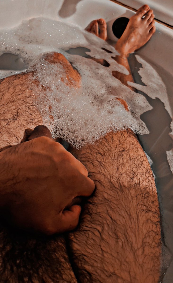 bleepbleep87's tweet photo. Bubble bath 😉😜 https://t.co/0sjEVuCZn0