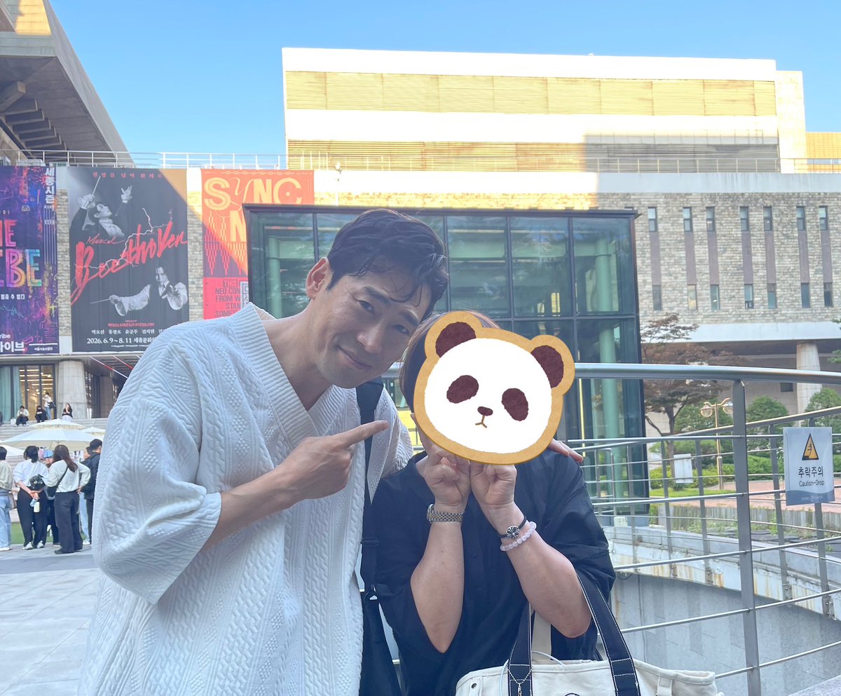 youyu18's tweet photo. 久しぶりの退勤は、しがらみがないのでめちゃくちゃ楽しかった。
お友達が大好きなシウォンさんにお写真撮って、サインも頂きました。とっても紳士的で素敵な俳優さん、また何かの作品でお会いできたら嬉しいです。
そしてその後ヒョ神の退勤…300人くらい待っていたかな？凄い🤣 https://t.co/9o3UWknp4D