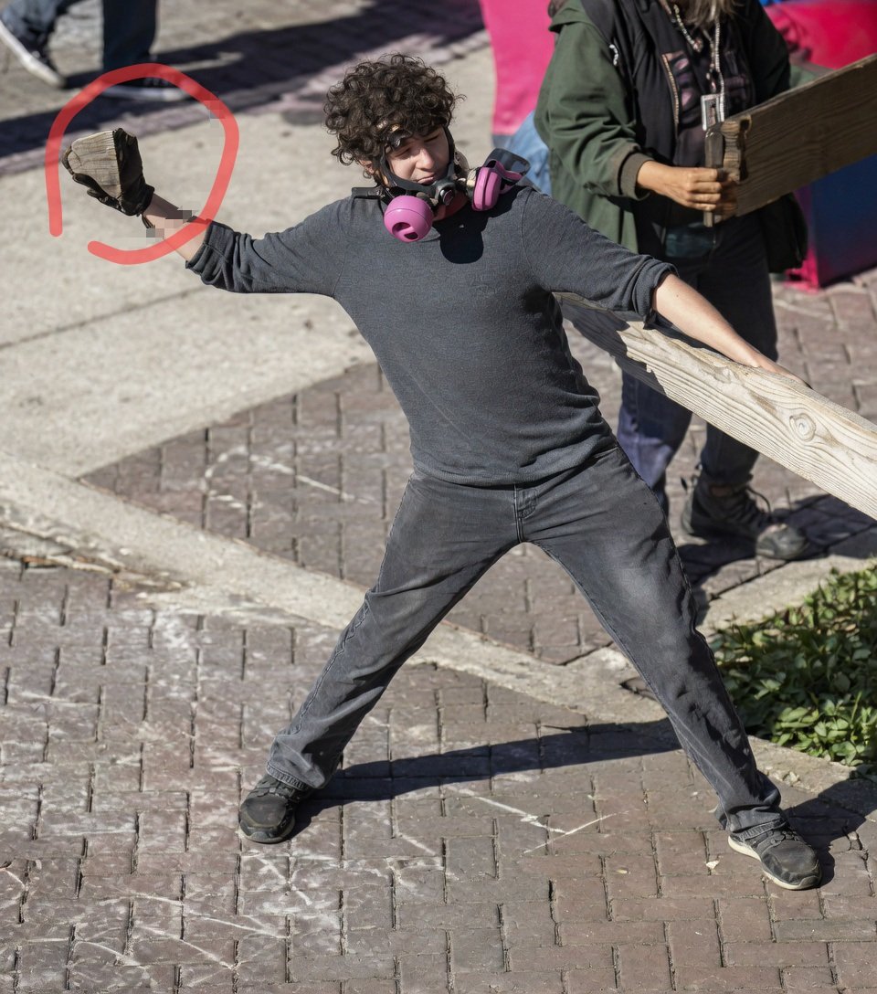 GlendaleFOP12's tweet photo. Robert Jacob Hoopes has been sentenced to 30 months in Federal prison for hitting an ICE officer with a rock in Portland last year.

Should've received more time but it's a start. https://t.co/2UeyCUziBL