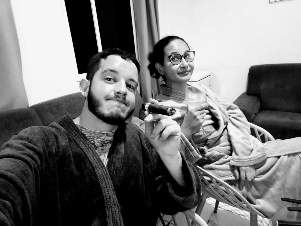 untitledlikeme's tweet photo. O @sr_k_ estava certo, fumar um charuto usando um roupão tem seu valor. https://t.co/3XgxxYqcfV