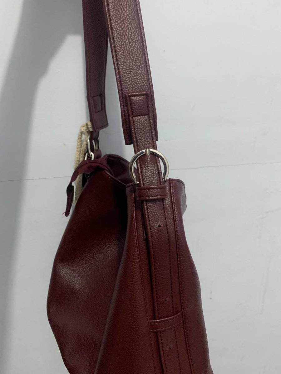 kilauronna's tweet photo. wts tote bag totebag maroon mari tinyblack 55k bisa oren (https://t.co/6AzvViZbcP)

• masih bagus no defect 
• binder b5 muat
• ipad 12" muat
• buku uk a4 masuk
• ga sakit dibahu soalnya strap tebel
• cemplang cemplung bgt ♥️🫰🏻 https://t.co/lYfwYsRxut