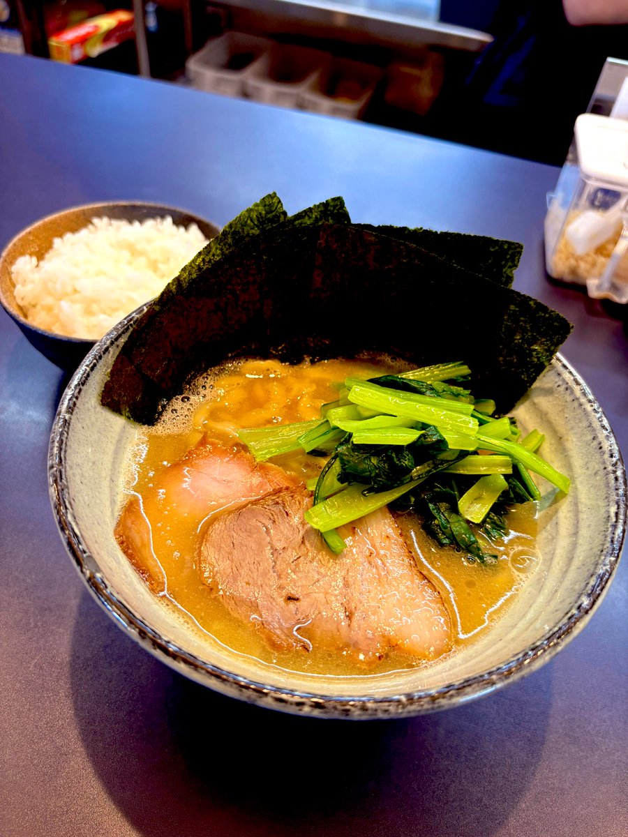sakura5133's tweet photo. 麺屋AMORE@浜松市
らーめん
小松菜
のり

夜勤最終日明けはAMOさん🥰

バチッと決まったスープに自家製麺との絡みが抜群です。

新鮮シャキシャキの小松菜が主役級の大活躍🥬

最高に旨かったです♪

ご馳走様でした🫡

#麺屋AMORE https://t.co/htd1yDxfbG