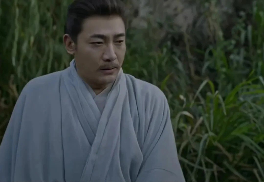czhouye's tweet photo. On Mo Li (莫离) episode 11—Ye Li third personality is appeared, she not only splits into Qing Shuang, but also into Master Zhu. She lived her life as if she were everyone at Lishan Academy 😭

Quitely, Ye Li seems to know everything. She’s skilled in medicine, martial arts, and political maneuvering and seems like every skills was a split of different personalities so far. 

Ye Li fell off a cliff. When Senior brother Li ask her, She said she was saved by Master Zhu (her teacher in Lishan Academy). Master Zhu appeared as soon as she fell and even used a branch to slay a poisonous snake to save her. Later, Master Zhu was bitten on the foot by the snake and fainted, transforming back into Ye Li. Ye Li was later saved, also because she was bitten by a snake causing her a temporary blindness. Therefore, Ye Li didn't just split into Qing Shuang cause of her trauma; it's very likely that she split into everyone in Lishan Academy.

This scene really got people hooked in a secs, every characters' and the storyline in Mo Li was so important and makes you can't miss every scene, because if you miss even the smallest detail, you will have a hardly understanding about the entire plot. I found Mo Li storyline is very very complex.