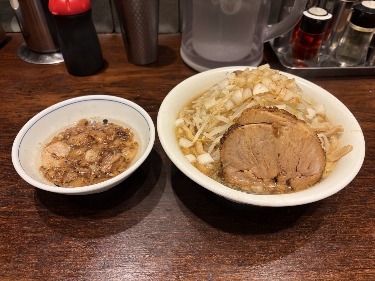 JP_dot_jp's tweet photo. 雷@東京駅
ポン酢（並）＋アブラ
ゴワボキ麺変更
うどんの様な太さのモギュモギュ麺が美味
ポン酢の酸味で食べやすく、腕肉の食べ応えがたまらない
東京駅構内で、いつでもこれが食べられるのは凄いなぁ https://t.co/nPhvBclfkp