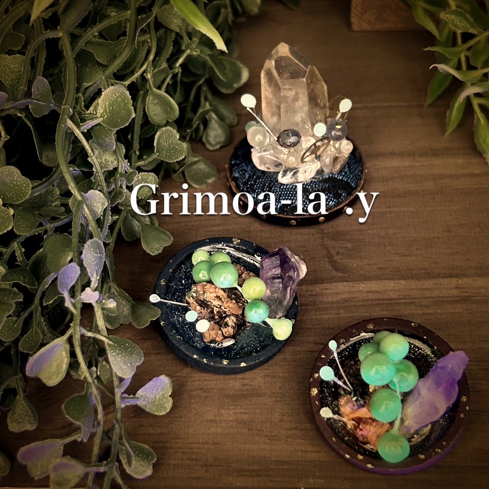 Grimoa_lay's tweet photo. ✨光を飼う庭 — 夜光菌核標本《循環域》—

昼は静かに、夜はわずかに発光する小さな生態系。
蓄えた光が滴のように静かに放出され、夜を少しだけ優しく照らします。

#東京ドールハウスミニチュアショウ
2人のソルシエールがお待ちしています✨

#Grimoala
#Grimoalay
#魔法
#光を飼う庭
#蓄光 https://t.co/urcdORAoMV