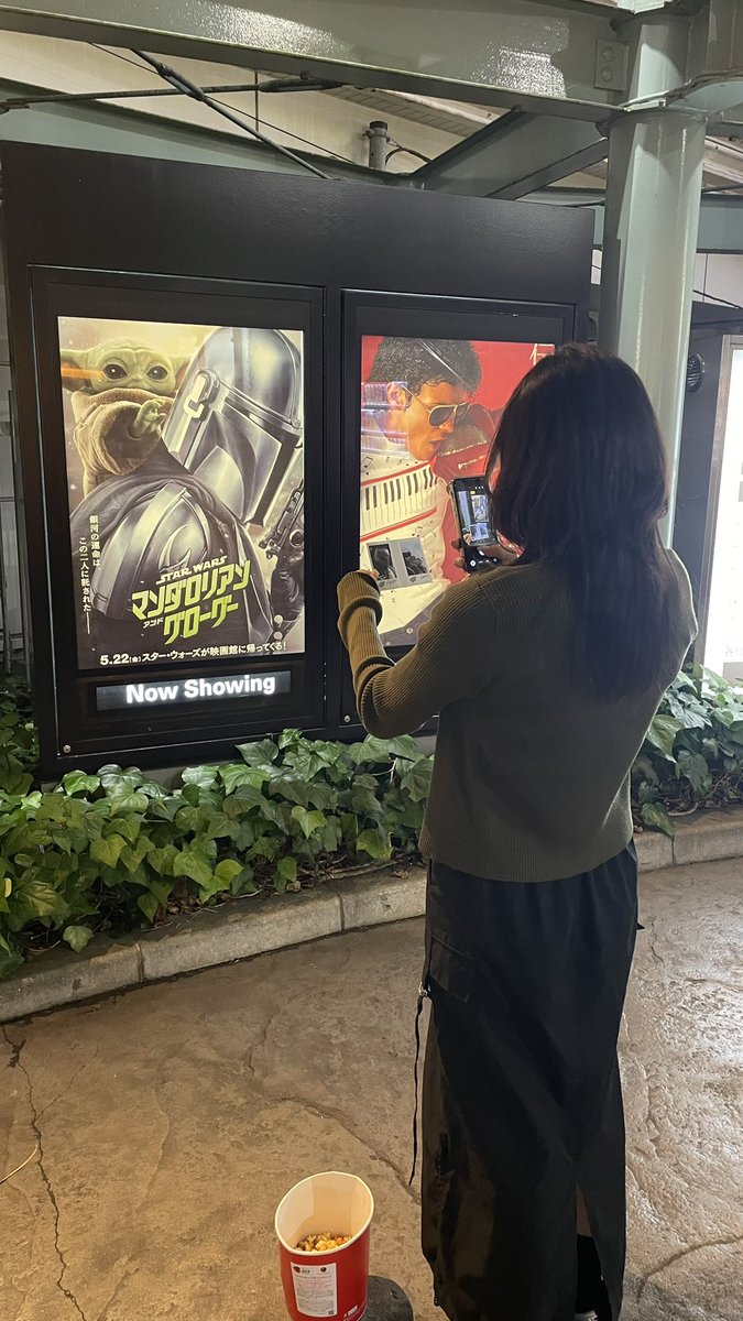 k2p_kawa's tweet photo. 予習も無しに娘に連れられてきましたが初っぱなにスノーウォーカーが出ててサイコーです また足狙われて撃沈でした グローグーも可愛いし勇敢です 娘はまたビックリマンチョコ8個買って来ました😁#マンダロリアンアンドグローグー #atat #ビックリマン https://t.co/lpBO926hZg
