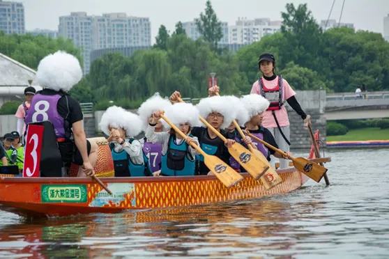ZJU_China's tweet photo. Racing across the waves with youthful energy! ZJU students, faculty, and alumni gathered by #QizhenLake for the 2026 "Sanhao Cup" Water Sports Games, showcasing teamwork, determination, and school spirit in a thrilling #aquatic spectacle.
Photo: 浙大体育与艺术
#ActiveZJU #ZJUsports