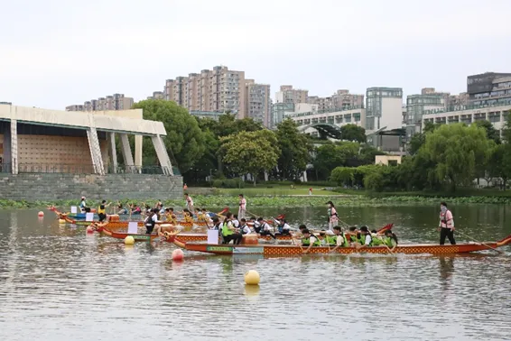 ZJU_China's tweet photo. Racing across the waves with youthful energy! ZJU students, faculty, and alumni gathered by #QizhenLake for the 2026 "Sanhao Cup" Water Sports Games, showcasing teamwork, determination, and school spirit in a thrilling #aquatic spectacle.
Photo: 浙大体育与艺术
#ActiveZJU #ZJUsports