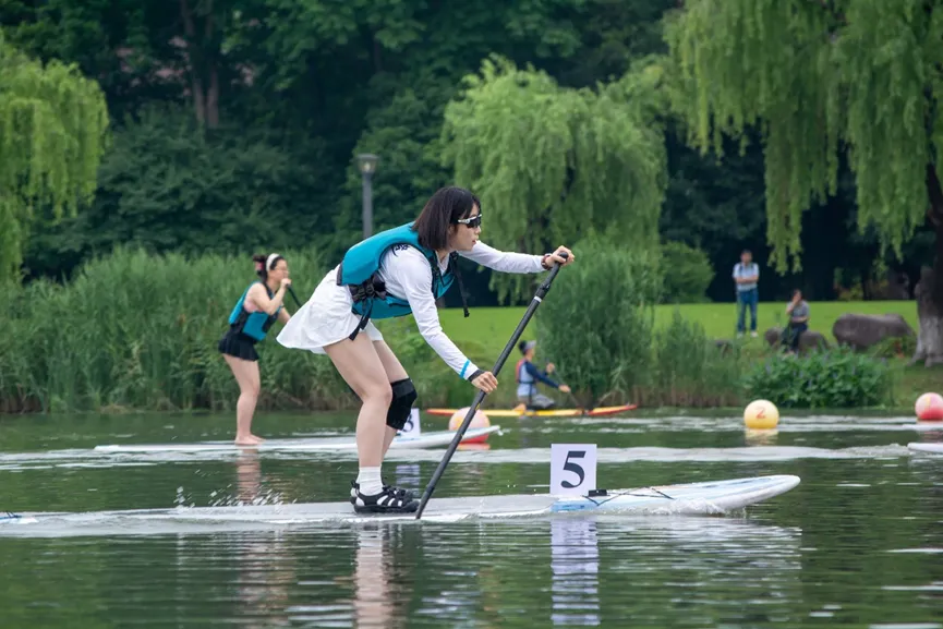 ZJU_China's tweet photo. Racing across the waves with youthful energy! ZJU students, faculty, and alumni gathered by #QizhenLake for the 2026 "Sanhao Cup" Water Sports Games, showcasing teamwork, determination, and school spirit in a thrilling #aquatic spectacle.
Photo: 浙大体育与艺术
#ActiveZJU #ZJUsports
