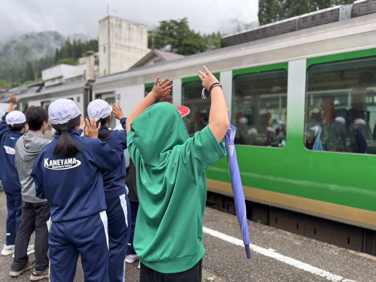 kaneyamaOkuaizu's tweet photo. 会津川口駅では地元の小学生がお見送りを😊
昨日の午前中はぐずついたお天気でしたが、皆さんの笑顔は晴れ晴れとしていました！ https://t.co/0tiIT4OHRC