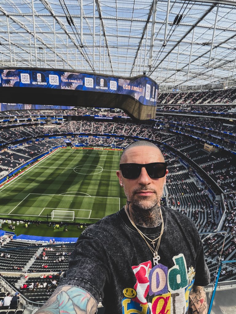unkonfined's tweet photo. The king of 𝕏 is at the World Cup. https://t.co/lAQRlf3zP1