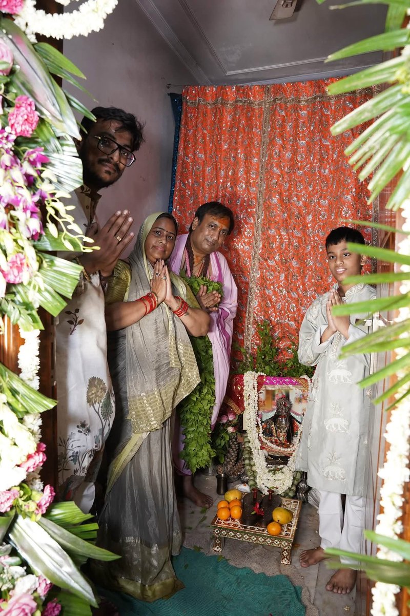 manoj64801's tweet photo. “परम पूज्य जगद्गुरु शंकराचार्य स्वामी श्री अविमुक्तेश्वरानंद सरस्वती जी महाराज के श्रीचरणों का पूजन करने तथा उनकी पावन पादुकाएँ प्राप्त कर उन्हें अपने गृह मंदिर में स्थापित करने का परम सौभाग्य प्राप्त हुआ। यह मेरे जीवन का अत्यंत पुण्यदायी, गौरवपूर्ण एवं अविस्मरणीय क्षण है।” https://t.co/JkSzGbqU9D