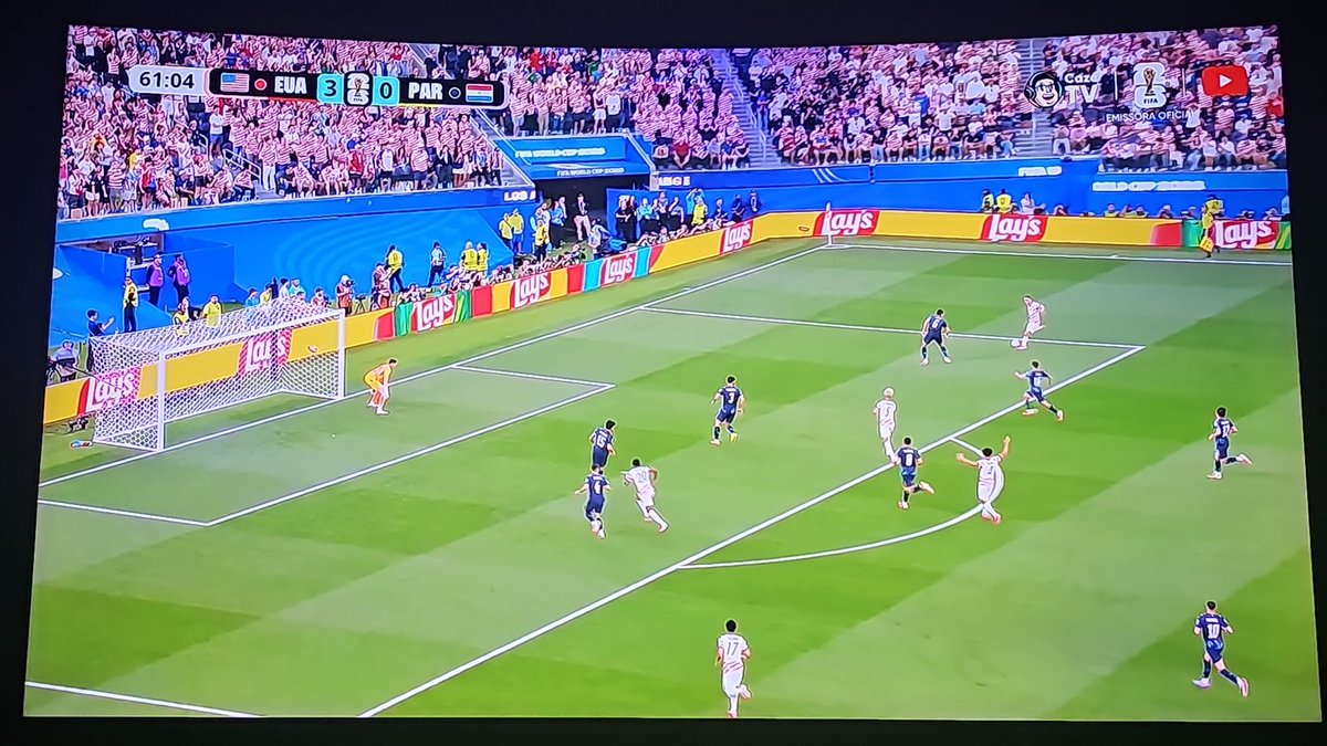 CosteiraDa's tweet photo. Alguem consegue me explicar porque todos os jogadores da partida entre EUA X Paraguai estao de chuteiras rosas? https://t.co/UKcZsDm7ox