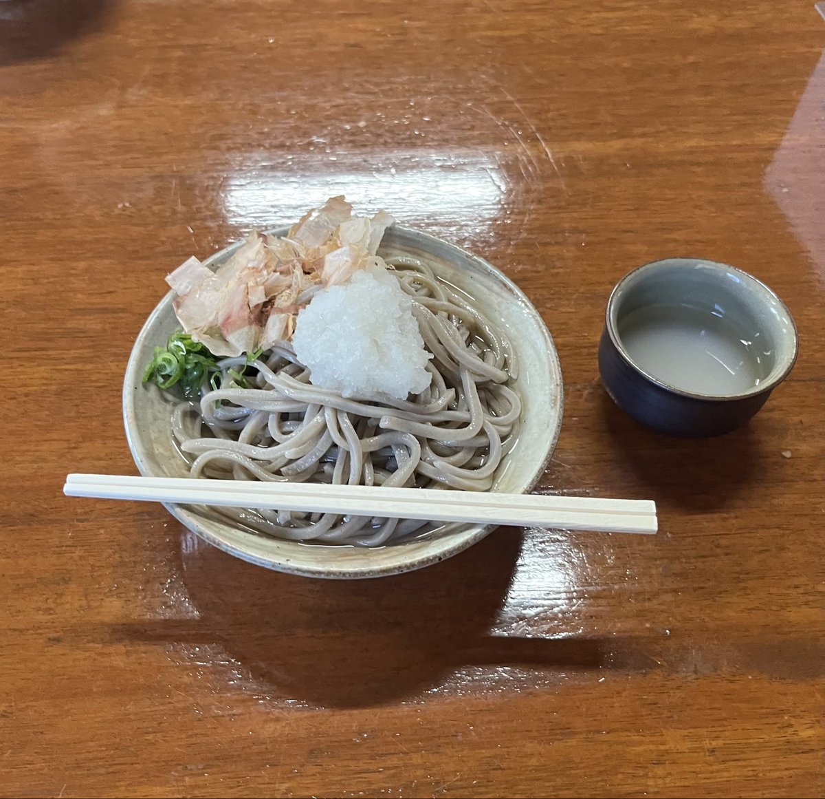 sobakoro's tweet photo. 福井県池田町の一福さんの
おろし塩だし蕎麦　大盛
開店20分前に着いたけど10人くらい並んでました。
塩だし美味い😋 https://t.co/5aG4nWAePA