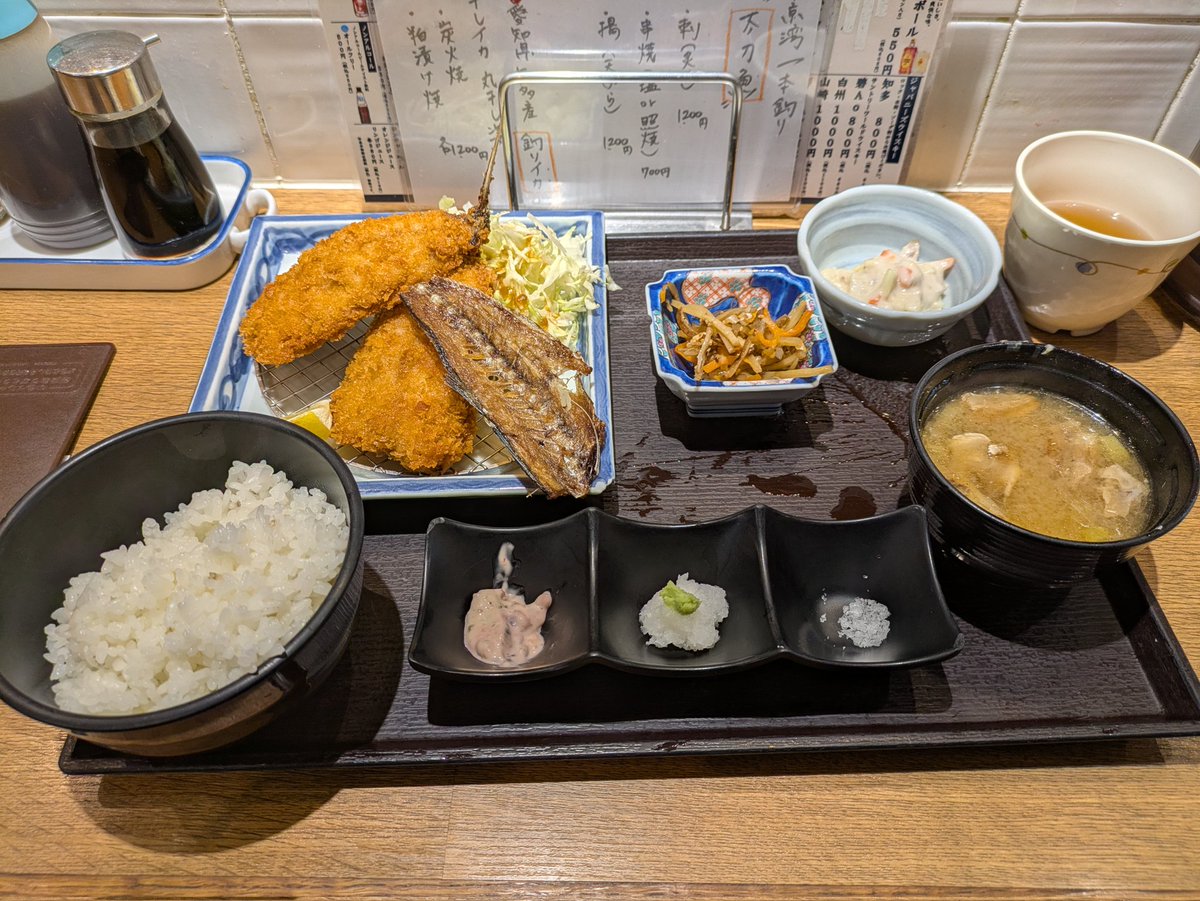 redlark's tweet photo. 今日のお昼は馬喰横山の魚と米さん
黄金アジフライ定食
いいサイズのアジが1尾分
一緒に付いてくる骨せんべいがなかなかよき
あら汁は生姜がだいぶ効いてた

#馬喰横山 #アジフライ #定食 https://t.co/NyUgvpOPP3
