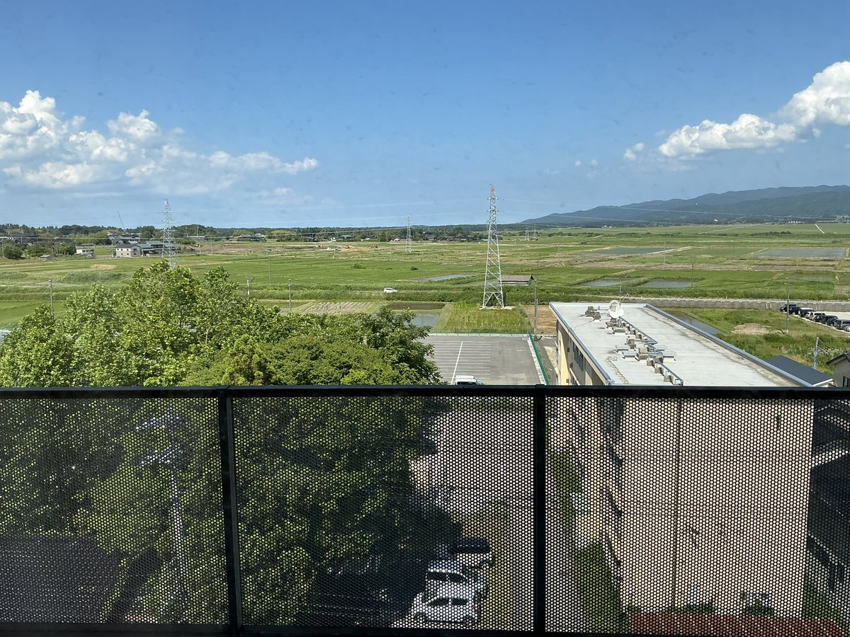 ikazako9's tweet photo. 家族が佐渡病院に入院してて、
行ってきた。

病棟上層階の病室。

ここからの今日の眺めは
最高です。

この景色あるだけで癒されるらしい。

向こうの山は小佐渡山地、山脈？？。 https://t.co/foWI3ajPZS