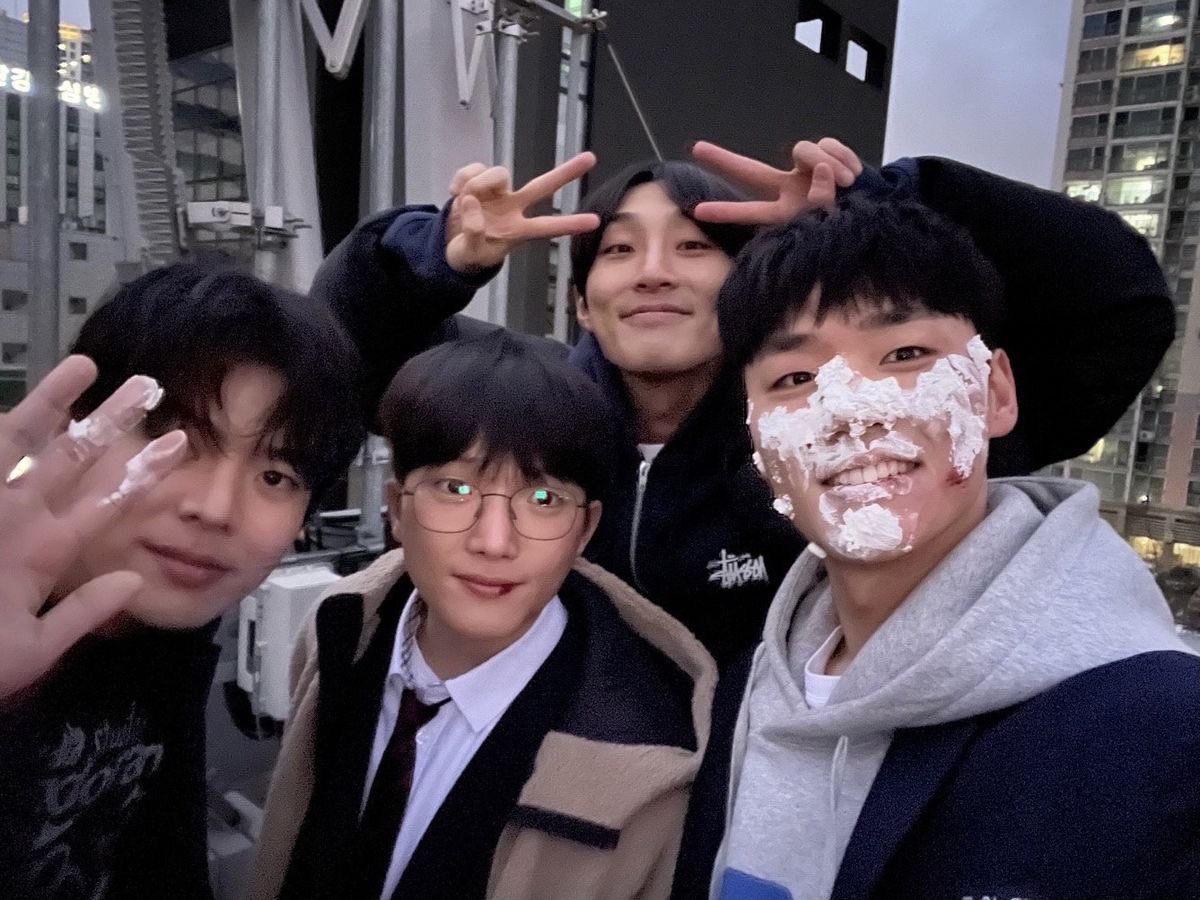 gotaklvr's tweet photo. i just know they are gatekeeping videos of ryeoun smearing the frosting on minjaes face https://t.co/XfXn90TMmw