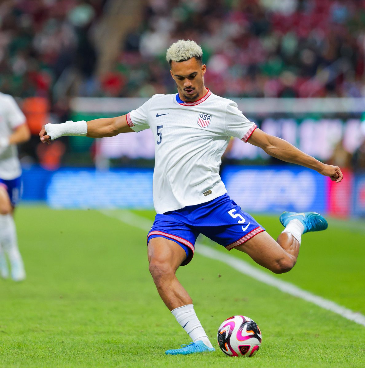 golesendir_'s tweet photo. Los Mundiales tienen esto: darte jugadores que no tenías en el mapa. 

Antonee Robinson, lateral izquierdo de Estados Unidos, no es ningún juvenil o desconocido. Juega en el Fulham y va a cumplir 29 años. 

Pero qué juega. Por dentro, por fuera. Se asocia, conduce y daña. Una maravilla la dupla que hace con Pulisic.