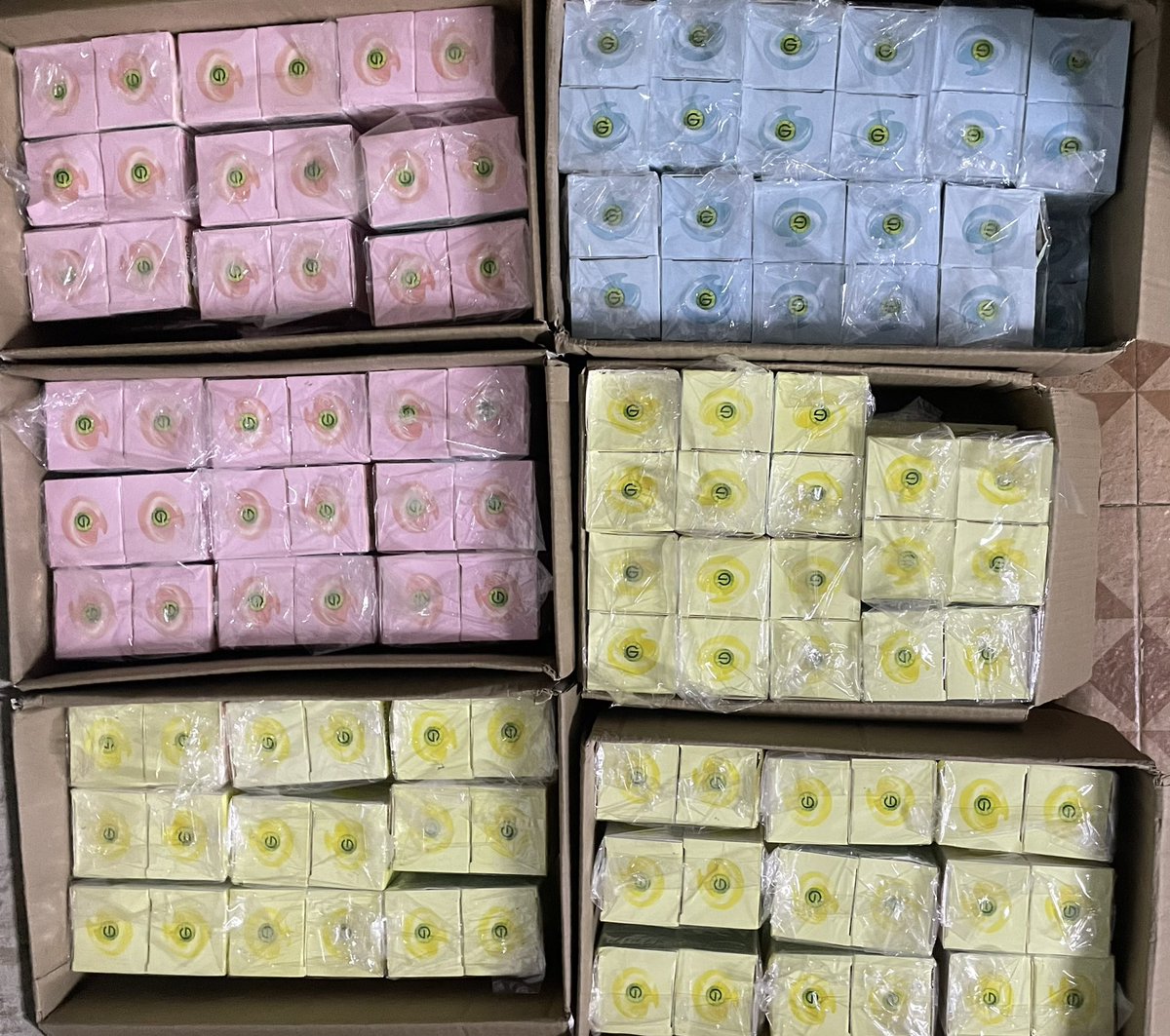 NampunllSprite's tweet photo. ส่งต่อ การ์นิเย่ ดรายทัช โมจิ ครีม ขนาด 50 ML.
( garnier dry touch mochi cream ขนาด 50 ML.) 

จากราคา 599  บาท 
ลดเหลือเพียง กระปุกละ150 บาท
มี3สูตร ใครใช้อันไหนก็เลือกเอา 

พร้อมส่งทุกออร์เดอร์ รอบส่งวัน จันทร์ 15/6/69  (วันอาทิตย์ขนส่งหยุด)

ใครจะเอาไปขายต่อเอาไปตุนไว้ใช้ก็มาเอา ซื้อเยอะ10ชิ้นขึ้นไปแถมฟรี 1ชิ้น

 50 ชิ้นขึ้นไปชิ้นละ 100บาท

**สิ้นค้ามีไม่จำกัด อยากได้เท่าไหร่แจ้งได้เลยค่ะ** 

#SingtoPrachaya 
#GarnierMochiMaldivesxKristSingTo
#คริสสิงโต 

สนใจสั่งซื้อแจ้งใต้โพสต์และ แจ้งจำนวนในDm. เพราะDm.ไม่แจ้งเตือน ต้องเมนชั่นไต้โพสต์ก่อนค่ะ

ใครควรใช้สูตรไหน
- อายุเยอะ ผิวแห้ง - ใช้สีชมพู
- ฝ้ากระจุดด่างดำ - ใช้สีเหลือง
- ผิวมัน - ใช้สีฟ้า

มีปัญหาหลายอย่าง 
- ผิวแห้ง+จุดด่างดำฝ้ากระ ใช้ 🩷💛
- ผิวมัน+ขาดการบำรุง ใช้💛🩵

ใช้ไปเถอะไม่มีใครจำกัดว่าต้องใช้ครีมตัวเดียว สกินแคร์เรายังใช้หลายตัวเลย