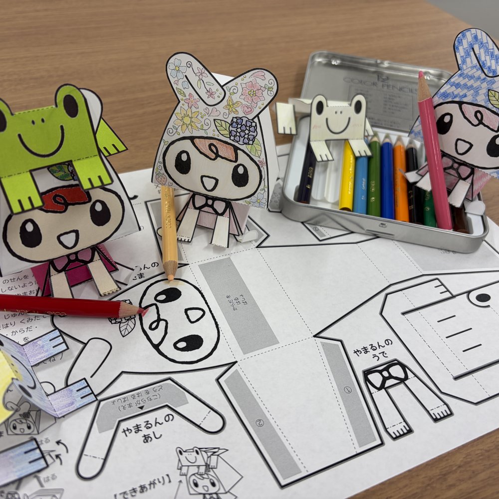 yamanaka_pr's tweet photo. 🐸🐸やまるんぬりえクラフト配布中🐸🐸

塗って組み立てる「立体塗り絵」を配布中🖍
やまるんを好きな色に塗って、飾って、写真を撮ってお楽しみください❤

撮った写真は『 #やまるんぬりえクラフト 』にてつぶやいてください📸
#ヤマナカ #やまるん #スーパー https://t.co/JxbRfYpusf