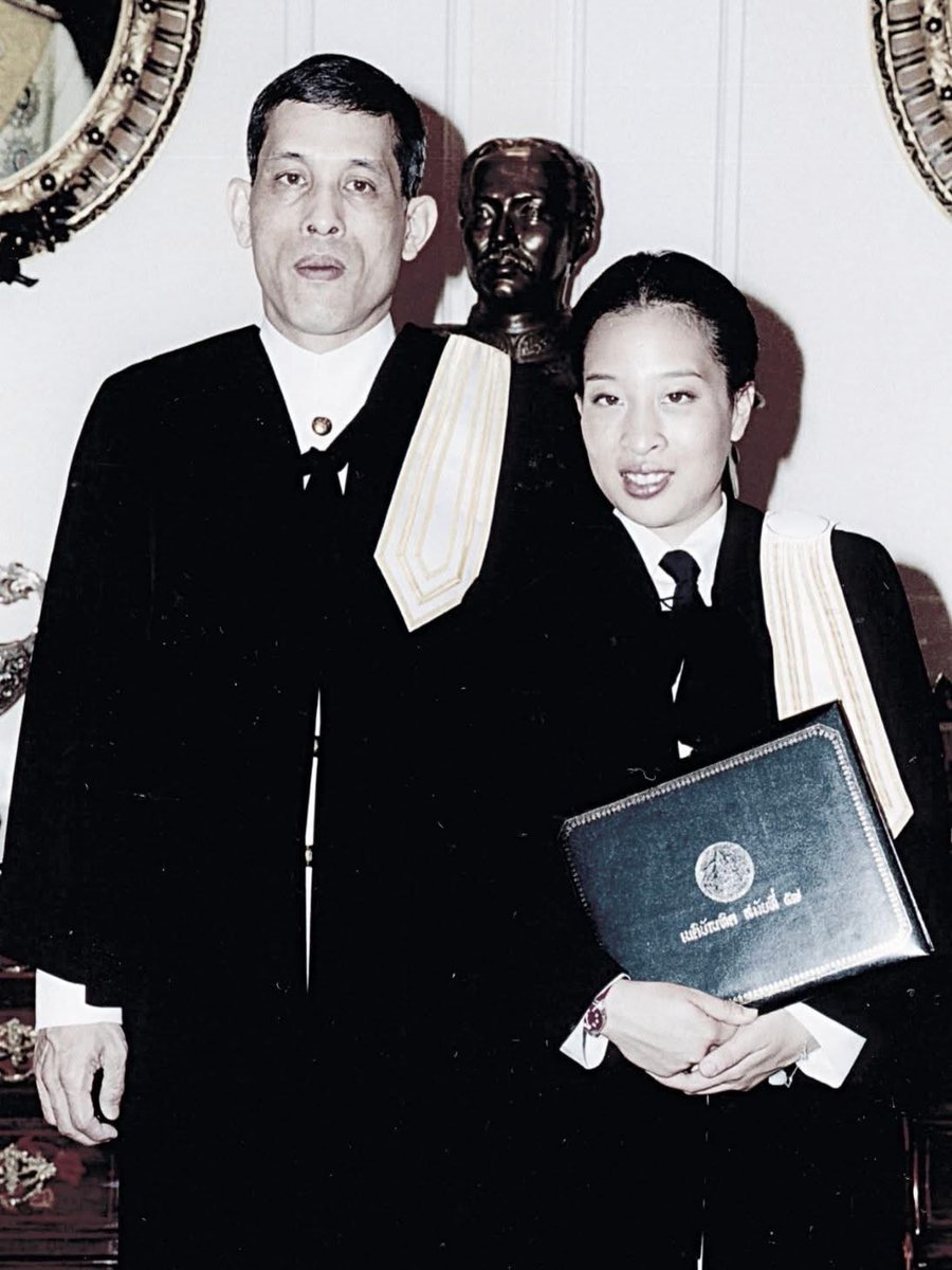 tonpatiwat's tweet photo. เรื่องเล่าจากปากลูกสาวอัยการอาวุโส ผู้ที่เห็นพระจริยวัตรอันเรียบง่าย ถ่อมตน ของพระองค์ภา…น่าประทับใจยิ่งนัก

———————

คุณสมศักดิ์พ่อของฉันเคยเล่าว่า ช่วงที่พ่อยังทำงานเป็นอัยการอาวุโส (วาระอายุ 61-71ปี) พระองค์ภา (พระยศขณะนั้น) ท่านยังเป็นอัยการฝึกหัด ที่ตึกสำนักงานอัยการสูงสุด รัชดาฯ

เป็นโชคดีที่พ่อได้เห็นพระองค์ท่านบ่อยๆ พ่อเล่าว่าท่านวางพระองค์เป็นเด็กฝึกงานที่แสนจะธรรมดาคนหนึ่ง ท่านขยันมาก เพราะรู้องค์ว่าทรงมีเวลาน้อยกว่าอัยการฝึกหัดคนอื่นๆ เพราะท่านมีพระราชกิจมาก มีหน้าที่อื่นต้องทำอีกหลายอย่าง

ท่านทรงเรียกอัยการทุกคนว่า "อาจารย์" ทรงยกพระหัตถ์คม (ไหว้) อัยการผู้ใหญ่ทุกคน เจอก็ไหว้ สอนงานท่านเสร็จท่านก็ไหว้ ทรงเปิดประตูให้ผู้ใหญ่เข้า-ออกก่อนทุกครั้ง แม้เดินสวนกันตามบันได ท่านจะทรงหยุดและเบี่ยงพระองค์ยืนนิ่ง เพื่อให้ผู้ใหญ่ผ่านไปก่อน แล้วยังทรงไหว้ทุกคนด้วยเสมอ

ความที่ฝึกงานหนัก ท่านจะไม่ยอมพัก ไม่เสวยตามเวลา แถมยังไม่โปรดให้ใครจัดพระกระยาหารให้ เพราะทรงรู้ว่าจะเสวยไม่เป็นเวลา เดี๋ยวแม่บ้านหรือเจ้าหน้าที่จะลำบาก

ภาพชินตาที่คนในตึกอัยการเห็น คือท่านจะทรงพระดำเนินตากแดดลงไปเสวยตรงเพิงหลังตึกเอง อาหารตามสั่งมีอะไรเหลือก็เสวยตามนั้น เพิงบ้านๆที่ปกติอัยการในตึกไม่ลงไปทานด้วยซ้ำ มีแต่เจ้าหน้าที่รุ่นเด็กๆหรือเสมียนทานกัน 

ท่านทรงรถ (ขับรถ) มาเองทุกวัน ช่วงนั้นบางวันฉันไปรับพ่อ ก็ยังเคยเห็นรถเต่า New Beatle สีเขียวพาสเทล คันเล็กๆธรรมดาๆจอดอยู่ ท่านไม่เคยทรงรถหรูอะไรเลย และไม่ใช้รถหลวง (รยล.) + คนขับรถด้วย

ฉันชอบฟังพ่อเล่าเรื่ององค์ภาตอนเป็นอัยการมากๆ พ่อจะพูดคำว่า "น่ารัก" ไม่รู้กี่รอบต่อกี่รอบ นึกอิจฉาพ่อเสมอที่ได้มีประสบการณ์ดีๆแสนวิเศษช่วงนั้น 

ฉันไม่เคยคิดจะเป็นอัยการเหมือนพ่อ เหมือนลุง ทั้งที่ถูกผู้ใหญ่รอบตัวถามบิวด์บ่อยๆ ว่าไม่อยากเป็นอัยการแบบพ่อบ้างเหรอ นี่น่าจะเป็นเหตุผลเดียวที่ฉันนึกเสียดาย ถ้าเป็นอัยการคงได้เฝ้าฯ พระองค์ภาบ้าง ซึ่งเอาจริงฉันก็เป็นไม่ได้หรอก ไม่มีทางสอบเนติฯ ผ่าน มันต้องอ่านหนังสือเยอะมาก ฉันไม่มีทางขยันได้เสี้ยวของพ่อ ลุง หรือองค์ภาท่านแน่ๆ 

#เสด็จสู่สวรรคาลัย
ด้วยสำนึกในพระกรุณาธิคุณ

ครอบครัวอัยการสมศักดิ์ สิโรรส
๑๑.๐๖.๒๕๖๙

CR:Prasatha Sirorasa