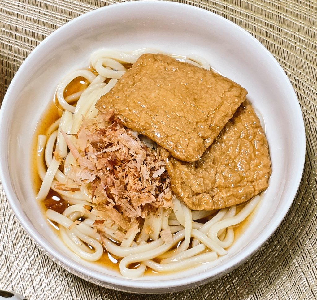 Mixert2's tweet photo. 朝ごはんは冷やし梅かつおうどんー！
かつおぶし多目で、甘い揚げが箸休め。
抜かりなくうんまい！ https://t.co/lcKV60ciAW