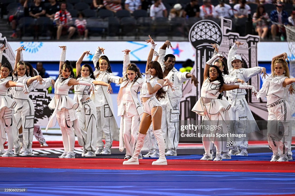 jingjingxx_'s tweet photo. Lisa perform “GOALS” at the Opening Ceremony @FIFAWorldCup 🖤✨

LISA OPENING CEREMONY
#LISAxGOALS #LISAxFIFAWorldCup https://t.co/h3LKDP7SJ5