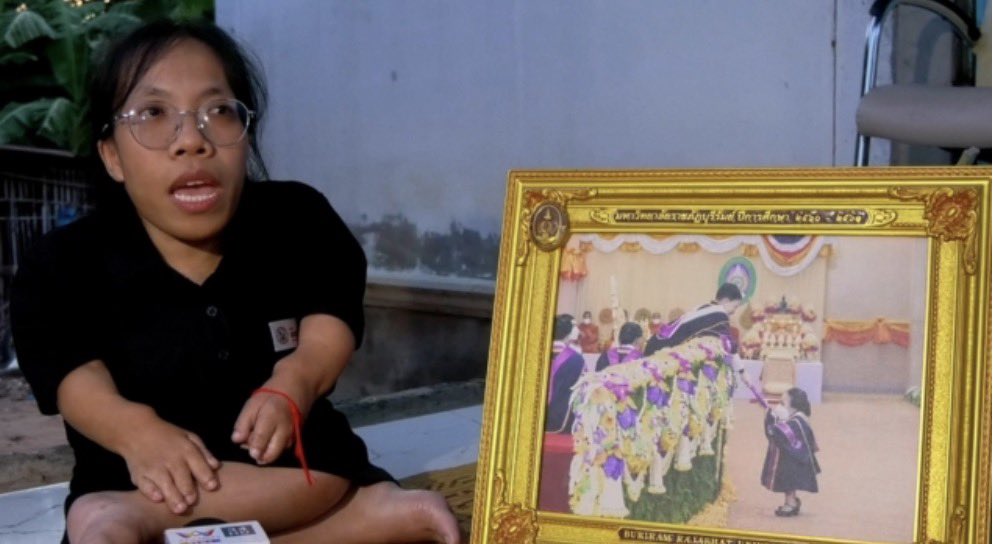 tonpatiwat's tweet photo. เรื่องราวสุดประทับใจ ยิ่งทำให้อาลัยเเละคิดถึงพระองค์ท่านเป็นอย่างยิ่ง 

ลำดับเหตุกาณ์ก่อนจะเกิดช่วงเวลาสั้นๆ อันสุดเเสนวิเศษเกี่ยวกับน้ำพระทัยเปี่ยมด้วยเมตตาของพระองค์ภา

ถ่ายทอดโดยบัณฑิตพิการร่างเล็ก….ผู้รับปริญญาบัตรคนสุดท้ายตามคลิปนี้ครับ … อ่านจนจบ ท่านจะพบเเบบอย่างความดีที่ควรสานต่อ 

————————————

บัณฑิตจิ๋ว เศร้าเล่านาทีพระหัตถ์แห่งรัก"พระองค์ภา"พระราชทานปริญญาบัตร

วันที่ 12 มิ.ย.69 ผู้สื่อข่าวลงพื้นที่ไปยังบ้านพักของ นางสาววราภรณ์ หรือหมิว สร้อยเสน ชาวอำเภอสตึก จังหวัดบุรีรัมย์ ผู้พิการร่างเล็ก ที่เคยเข้ารับพระราชทานปริญญาบัตรจากพระหัตถ์ของสมเด็จพระเจ้าลูกเธอ เจ้าฟ้าพัชรกิติยาภาฯ พิธีพระราชทานปริญญาบัตรแก่บัณฑิตผู้สำเร็จการศึกษาจากมหาวิทยาลัยราชภัฏบุรีรัมย์ ประจำปีการศึกษา 2560-2562 เมื่อวันที่ 21 ก.ย.2565 

ปัจจุบันเธอทำงานอยู่ที่ธนาคารออมสินสาขาสตึก เจ้าตัวเล่า ย้อนเหตุการณ์เข้ารับพระราชทานปริญญาบัตรกับพระองค์ท่านว่าความประทับใจของพระองค์ท่าน คือ หลังจากจบการศึกษา

ซึ่งตัวเธอเองนั้น เป็นนักศึกษาทุนของสมเด็จพระนางเจ้าฯ พระบรมราชินีนาถพระบรมราชชนนีพันปีหลวง จึงอยากเข้ารับพระราชทานปริญญาบัตรเหมือนคนปกติทั่วไป ให้ได้มากที่สุดจึง ได้แจ้งต่อคณะอาจารย์ว่า ต้องการเข้ารับพระราชทานปริญญาบัตร กับพระองค์ท่าน เพื่อให้ได้ชื่นชมพระบารมีและมีภาพถ่ายเอาไว้ ซึ่งเดิมทีนั้นตัวเธอได้เกียรตินิยมอันดับ 2 จะต้องเข้ารับพระราชทานปริญญาบัตรเป็นลำดับแรกแต่ด้วยสภาพร่างกาย จึงถูกให้จัดอยู่ในลำดับท้ายสุดและอาจจะไม่ได้ ประกาศว่าได้รับเกียรตินิยมอันดับ 2

ซึ่งตอนนั้นตนเองก็ต้องยินยอมขอแค่ได้ไปชื่นชมพระบารมีพระองค์ท่านและมีภาพถ่ายเป็นเกียรติประวัติ ก่อนที่จะเข้าสู่การซักซ้อมก่อนวันพระราชทานปริญญาบัตรจริง ก็มีการดูถึงความพร้อมของตัวเธอว่าจะต้องนั่งวีลแชร์ แต่ก็เจอปัญหาว่าผนักกั้นวีลแชร์จะบังตัวเธอคณะอาจารย์จึงไปปรึกษากับเจ้าหน้าที่ผู้ติดตามพระองค์ท่าน ซึ่งพระองค์ท่านก็มีเมตตารับสั่งให้ตัวเธอสามารถเดินเข้ามาหาได้เลย จะประทับรอ และหลังจากนั้น ผู้ติดตามก็กังวลว่าตัวเธอนั้นจะยื่นมือไปรับพระราชทานปริญญาบัตรไม่ถึงพระองค์ท่าน

จึงจะเตรียมแท่นรองให้ตัวเธอขึ้นยืนอีกชั้นหนึ่ง เพราะกังวลว่าพระองค์ท่านอาจจะเอื้อมพระหัตย์ลงมาแท่นที่ประทับไม่ถึง แต่ตัวเธอก็แจ้งว่ากังวลว่าสภาพร่างกายจะไม่สามารถก้าวขึ้นแท่นรองนั้นเจ้าหน้าที่จึงกราบบังคมทูลอีกครั้งถึงข้อจำกัดของตัวเธออีก และพระองค์ท่านก็ส่งมีเมตตาว่า แล้วแต่ความต้องการของตัวเธอเลยขอให้เข้ามาใกล้มากที่สุด และพระองค์ก็ มีรับสั่งให้อ่านประกาศรายชื่อให้มีประโยคที่ตนเองได้รับเกียรตินิยมด้วยและให้สามารถมองพระพักตร์พระองค์ท่านและยิ้มให้ได้ไม่ต้องกลัว ทำให้ตัวเธอประทับใจในพระองค์ท่านมากตั้งแต่การซักซ้อม

พอถึง วันเข้ารับพระราชทานปริญญาบัตรจริงแม้ว่าบัณฑิตจะมีหลายพันคน แต่พระองค์ท่านเสด็จพระราชดำเนินมามอบปริญญาบัตรให้กับบัณฑิตอย่างรวดเร็วจนถึงตัวเธอคนสุดท้าย ในวินาทีนั้น ก็พยายามเดินไปหน้าแท่นที่ประทับให้ได้มากที่สุดก่อนที่พระองค์ท่านจะโน้มพระวรกาย และพระราชทานปริญญาบัตรกับมือตนเองก่อนที่พระองค์จะแย้มพระสรวล และพยักพระพักตร์ให้ 

เป็นความประทับใจที่ไม่รู้ลืมและรู้สึกรักพระองค์ท่านเป็นอย่างมากหลัง เพราะตั้งแต่วันนั้นจนถึงวันนี้ตนเองยังจดจำได้และมองว่านั่นเป็น พระหัตถ์แห่งรักจริงๆที่ยื่นให้ตัวเธอ เพราะเธอเชื่อว่า พระองค์ก็ทรงเห็นว่าตัวเธอเองนั้นก็มีความพยายามแม้ว่าร่างกายมีข้อจำกัด แต่ความพยายามของตนเองไม่ลดน้อย
จากเข้ารับพระราชทานปริญญาบัตรกับพระองค์ท่านแล้วก็เข้าทำงานที่ธนาคารออมสิน 

จนทราบข่าวว่าพระองค์ท่านทรงประทวนก็ตกใจและไม่อยากให้เกิดเหตุการณ์แบบนี้เกิดขึ้นก็ได้แต่สวดมนต์ให้กับพระองค์ท่านให้หายจากอาการพระประชวรมาตลอด

จนเมื่อคืนนี้เริ่มมีกระแสข่าวก็ไม่อยากให้เป็นความจริงจนมีการประกาศเมื่อช่วงเช้ายิ่งทำให้เสียใจเป็นอย่างมากและอยากกลับมาคมทูลกับพระองค์ท่านว่าตนเองรักและเทิดทูนพระองค์ท่าน และพระองค์ท่านจะไม่หายไปจากใจตนเอง ขอน้อมส่งเสด็จสู่สวรรค์ นางสาววราภรณ์กล่าวพร้อมกับน้ำตาคลอเบ้า

ที่มา :  https://t.co/3V4sV1JxMX

#tonpatiwat