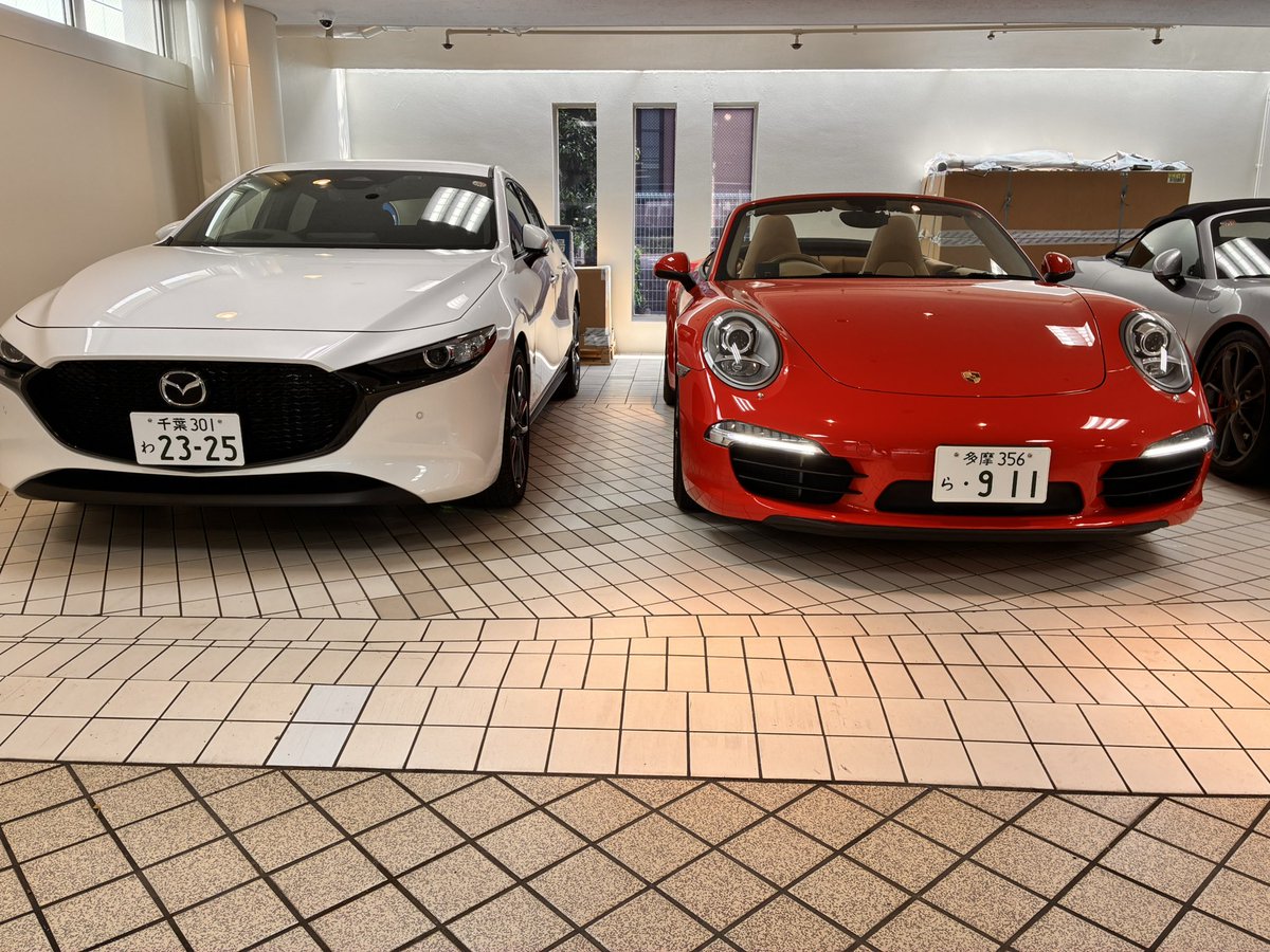 nyakioBoxer's tweet photo. （＾･ｘ･＾）土曜日の朝は

一年点検で浜田山のポルシェのお店
パイソングリーンのGT3や911ターボ
気にはなるけど^_^

今回の点検の見積りは45万円
愛人はお金が掛かるのさ😊

代車はMAZDA3
ディーゼルなんだよ！
なかなか面白い走りで楽しんでます^_^ https://t.co/pNEHKn3Ct9