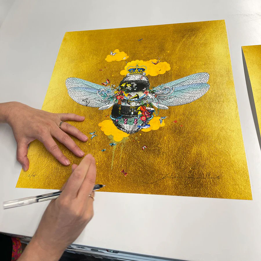 DeepWestGallery's tweet photo. A bold new arrival has landed 📷
Introducing the latest from Kristjana S Williams a striking fusion of nature, symbolism, and gilded luxury.  
Now available. Limited edition.

#KristjanaSWilliams #NewArrival #ContemporaryArt #GoldLeaf #ArtCollectors #LuxuryInteriors #StatementArt https://t.co/6RxByao6sM