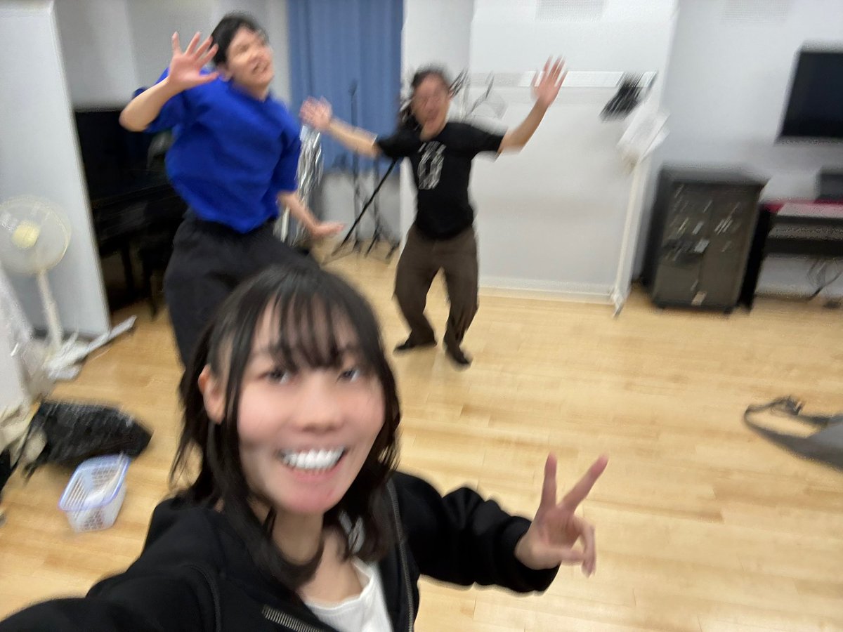 Sakura_hs_227's tweet photo. オムニバス公演「コメディの盛り合わせ」
稽古進んでます〜！！！(*ˊᵕˋ*)

これは写真撮りますよ〜！と伝えた瞬間飛び始めてブレっブレになったよのぎさんととうげさんです😎

楽しく稽古しております✌️ https://t.co/NivVrJbuXB