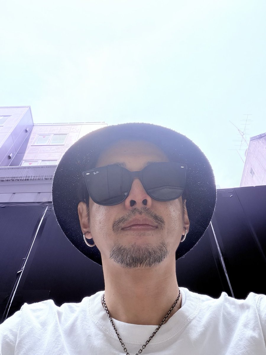 yoking0711's tweet photo. おはようじろうございます✨

良子さんの方が早く家を出る。家を出て5分後気づく。スマホを忘れて行っている。思わず「良子さんスマホ！」と叫ぶも意味はない。LINEしても目の前のスマホが振動するだけだ。連絡の取りようもないので家にスマホがあるよとポストする事にする。誰か…

と思ったその瞬間

ガチャン！ガチャガチャ！！！

強盗でもうちに来たのかと言わんばかりにドアが🚪

なんと良子さんが帰ってきた。
「スマホ…」
走って渡すと目も合わせずスマホを毟り取り
出かけて行った。

何にせよ良かった。無事劇場に着いたようです。

私も無事に劇場に着きました😊

今日も頑張っていきましょね✨