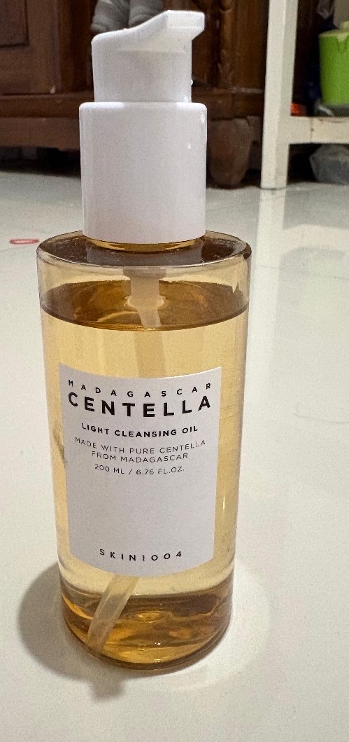 zekoumaa's tweet photo. wts cleansing oil skin1004 baru dikit banget pakenya 60k ajaa https://t.co/Lxg7ZsHHHK