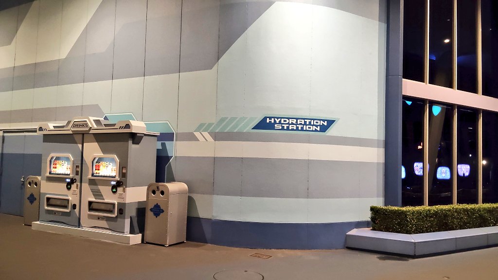 ranpu_tdr's tweet photo. 【東京ディズニーランド】
#TDR__now

今年も仮設自販機がパーク内2箇所に登場✨
そしてパーク内の自販機にやかんの麦茶が登場🫖

[去年と飲み物が違うので確認を👇]
📍カフェオーリンズ向かい
🥤自販機会社 : キリン
キリン生茶 / キリンレモン / ソルティライチ / おみず

📍スティッチエンカウンター横
🥤自販機会社 : コカコーラ
コカコーラ / コカコーラゼロ / やかんの麦茶 /爽健美茶 / アクエリアス / い・ろ・は・す / ミニッツメイド グレープブレンド