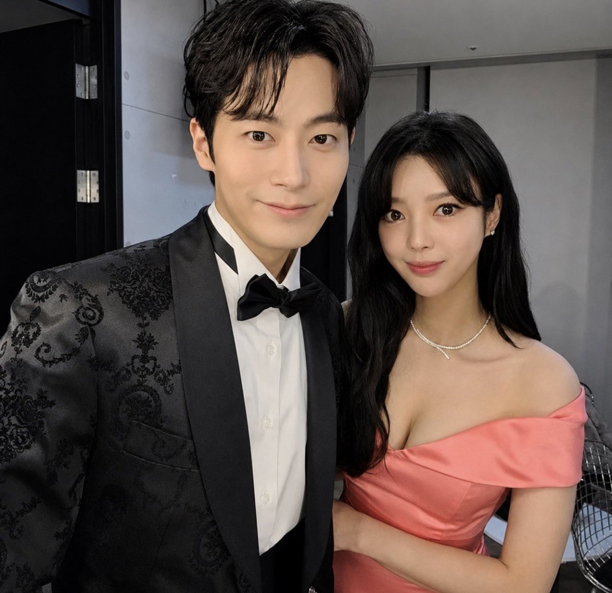 tslamchda's tweet photo. 이상형과 결혼한 엄현경

엄현경은 여러 예능에서 “얼굴만 잘생기면 된다, 얼굴 하나면 내가 먹여살릴 수 있다”고 꾸준하게 잘생긴 남자를 이상형으로 말해서 솔직한 매력이 엄청 웃겼음

그러다 드라마 ‘두 번째 남편’에서 5살 연하 배우 차서원을 만나 가까워졌고 작품이 끝난 뒤 연인으로 발전, 이후 결혼 발표를 하며 선남선녀 커플이 탄생함💍

지금은 아들을 출산하며 행복한 가정을 꾸림. 외모 보는데 외모안본다고 하거나 돈보는데 돈 상관없다고 말하는 사람들보다 훨씬 매력있음