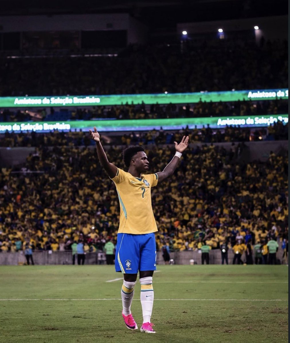 diasbernardotl's tweet photo. Começou um foguetório aqui em Icaraí assim que virou 00:00. 

É Copa do Mundo, meus amigos! 

HOJE JOGA A MAIOR DE TODAS! https://t.co/zuyp8D5Rmy