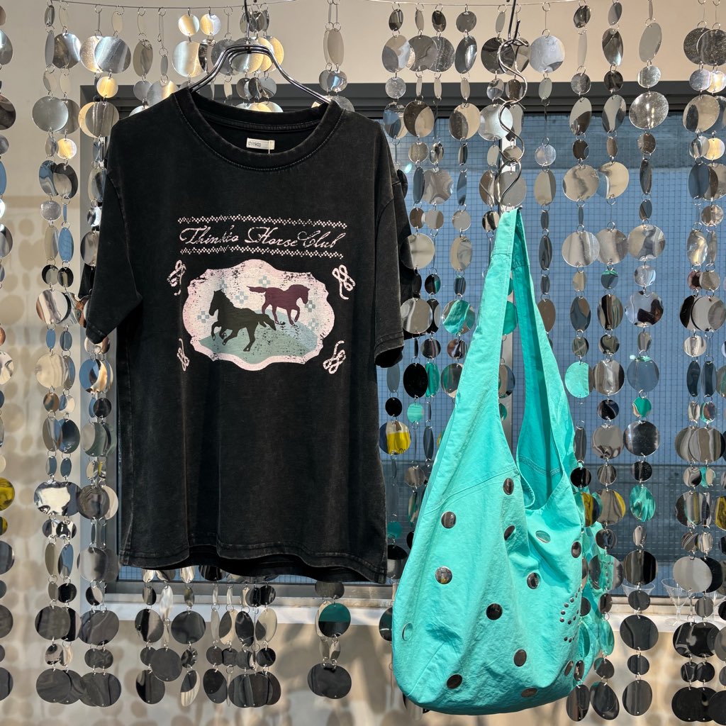 majecox's tweet photo. 先週thinktoのポップアップ行って実物見たらやっぱり欲しくなったお馬さんのTシャツ早速来ました、着ました https://t.co/cwwQGaYb9z