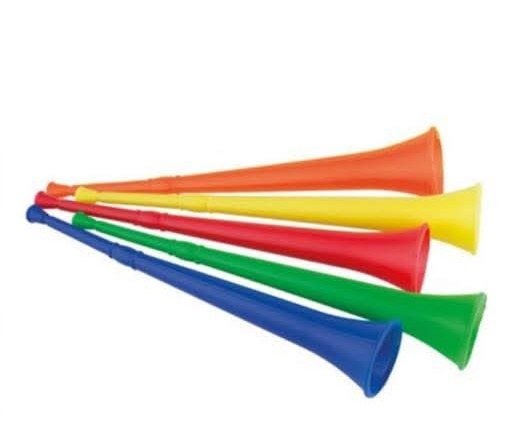 rtiofisyel's tweet photo. À la veille de l'entrée en lice des Grenadiers face à l'Écosse, le pays est gagné par une ferveur particulière : le « phénomène trompette ». Dans chaque rue, ces mélodies caractéristiques s'élèvent, transformant l'atmosphère habituelle en une véritable célébration collective. Bien plus qu'un simple bruit, ces sonorités incarnent l'enthousiasme débordant et l'espoir d'une nation entière qui, par ce langage musical unique, exprime son soutien indéfectible à son équipe nationale. C'est une mobilisation vibrante qui témoigne de l'attachement profond des citoyens envers leurs joueurs, créant une onde de choc positive qui résonne à travers tout le territoire, prête à accompagner les Grenadiers dans ce défi sportif crucial.
