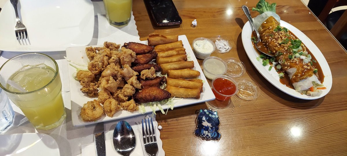 NotSoSweetJP's tweet photo. This damn chinchilla sneaking into my Filipino dinner #phasecon https://t.co/P4lYhMVCmq