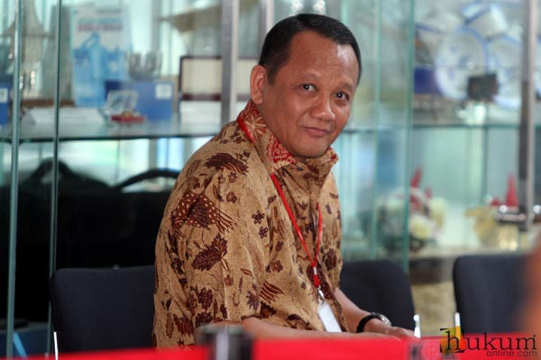 dimarsasongko98's tweet photo. MA udah dua kali kehilangan Sekretaris MA karena korupsi (Nurhadi 2019, Hasbi Hasan 2023). 

Dua hakim agung jadi terdakwa korupsi di tahun yang sama. 

Februari 2026, Ketua dan Wakil Ketua PN Depok OTT KPK suap Rp850 juta. 

Setiap kali kejadian, MA bilang "zero tolerance." 

Setiap kali. 

Dan sekarang, lewat KUHAP baru (UU No. 20/2025), mau tangkap hakim korupsi? 

Harus minta izin dulu ke Ketua MA. 

Institusi yang sudah serial bocor dari dalam kini megang kunci gerbangnya sendiri. 

Reformasi atau proteksi?
