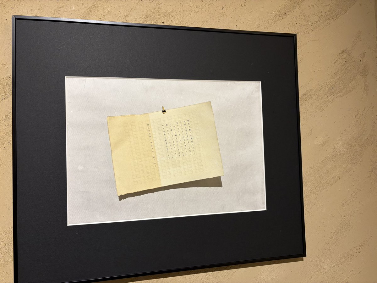 enkantosho's tweet photo. この作品は、実際に触ってほしかったので、額装売りではなくシート販売にしました。
木炭紙のざらりとした現実の質感に乗った文章。
是非見にいらしてください。 https://t.co/sq9XfoEOKE